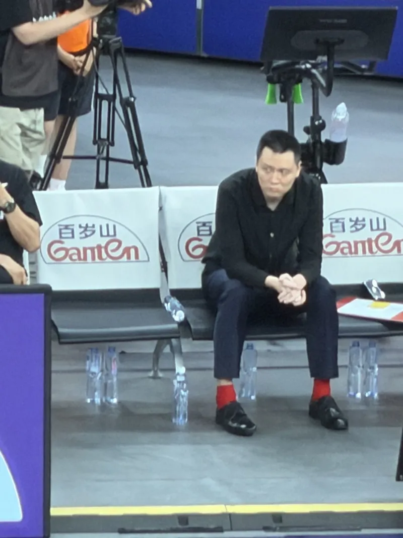 开云官网-Buff 拉满！网友分享昨日现场照：卢爹愁的红袜子都搂上了